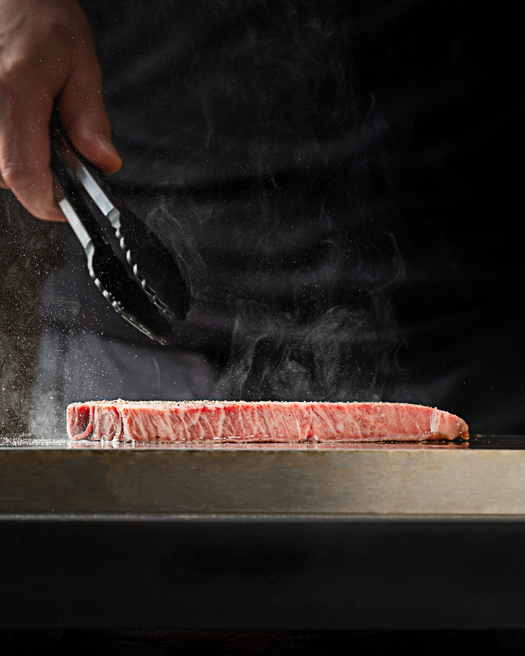 ステーキ　鉄板焼き　高級感　